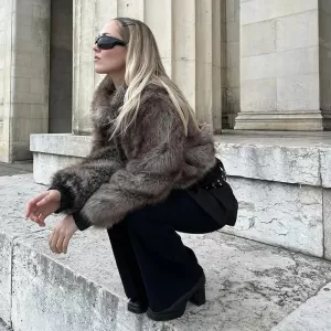 Frost & Finesse: Luxe Faux Fur Zip-Up Winter Coat - Image 3