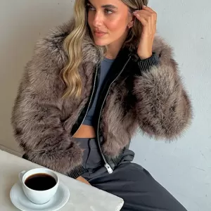 Frost & Finesse: Luxe Faux Fur Zip-Up Winter Coat - Image 4